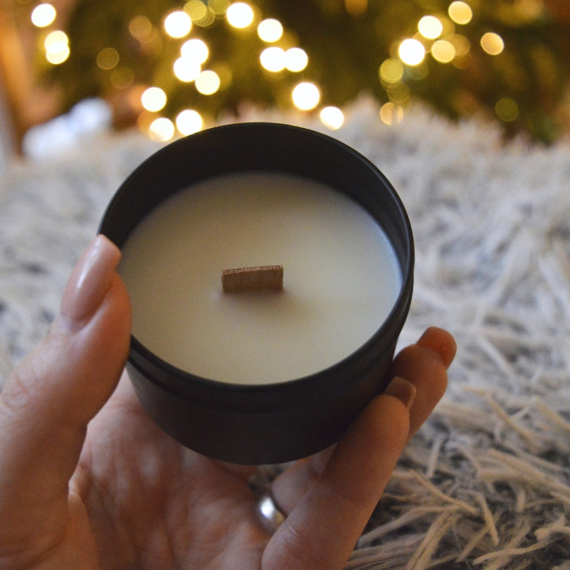 Dřevěná knotová svíčka v černé kovové dóze