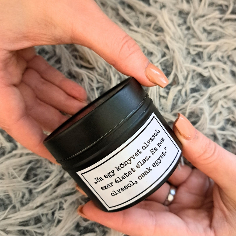 Virágos személyre szabható fakanócos gyertya fekete fémtégelyben