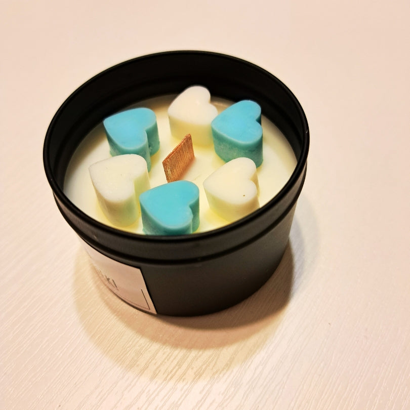 Szívecske személyre szabható fakanócos gyertya fekete fémtégelyben