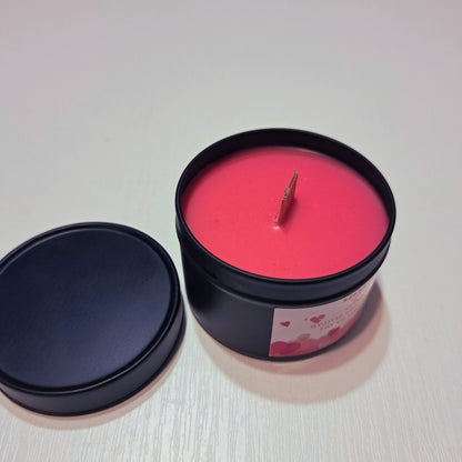 Personalizovaná svíčka na Valentýna v černé kovové dóze